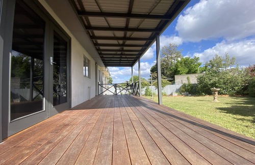 California Gully House | Private 3Bed Home with Large Deck Central Location