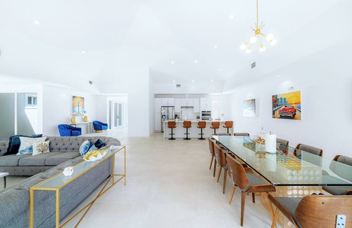 Alice Town House | Private 4 -bed home w/dock facing the Hilton Hotel.
