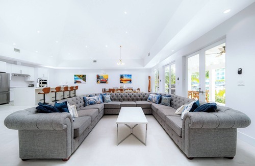 Alice Town House | Private 4 -bed home w/dock facing the Hilton Hotel.