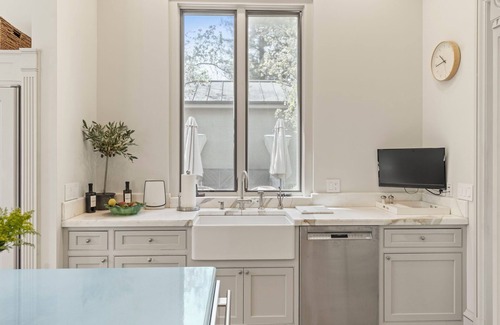 St. Helena House | Private 4 Bedroom, 4.5 Bathroom Home w/Pool + Guest House in Napa Valley