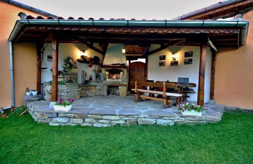 Dryanovo House | Private 4BR-2BA guest House Dryanovo with Pool and FREE Parking