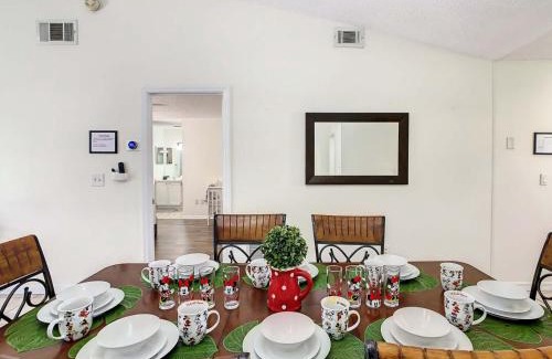 Poinciana House | Private 4BR villa with Screened in pool large yard