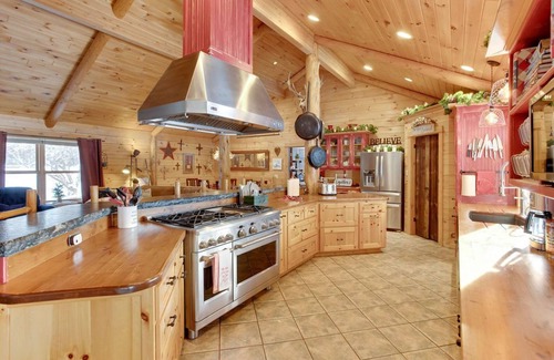 Deschutes River Woods House | Private 5 ac pond 6 bedrooms & 4 bath, perfect for reunions or team building