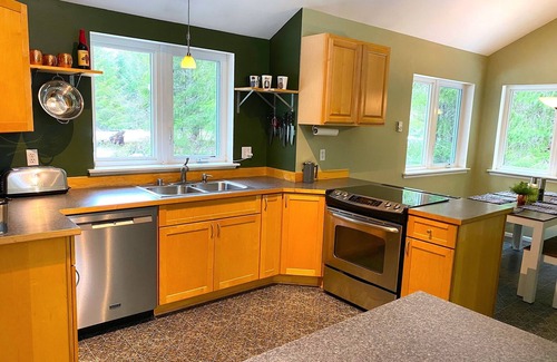 Mineral House | Private 5 Acres on Nisqually River, 2 King Beds