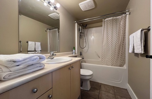 Stephenson Point Bed & Breakfast | private access independent suite near Departure Bay Ferry Terminal