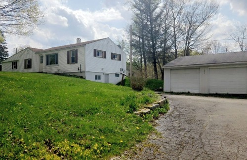 Grove City House | Private and charming 3-bedroom house in Grove City with wifi and firepit