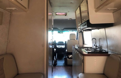 Linden House | Private and cozy RV with full hookups in a convenient area with direct bus to NYC Manhattan only 2 blocks away
