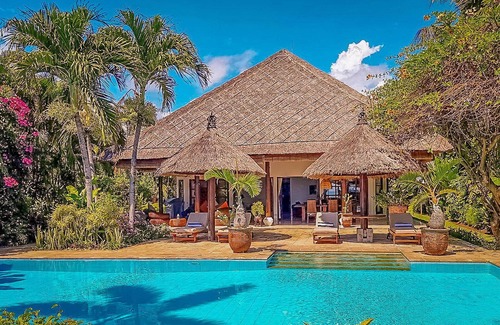 Lokapaksa Villa | Private and Peaceful Beachfront Pool Villa @ Lokopaksa, Seririt!