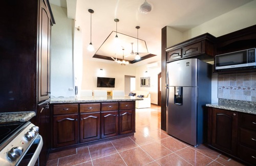 Barrio Ricos y Famosos House | Private and Relaxing beach house! Minutes to Jaco downtown
