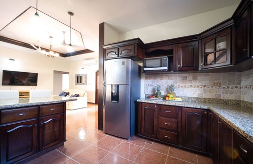 Barrio Ricos y Famosos House | Private and Relaxing beach house! Minutes to Jaco downtown