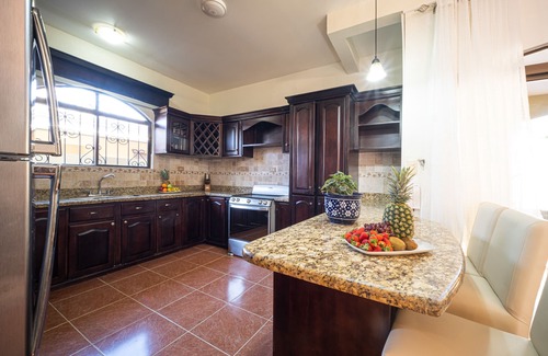 Barrio Ricos y Famosos House | Private and Relaxing beach house! Minutes to Jaco downtown