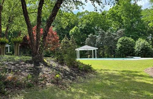 Inman House | Private and Spacious 7-bedroom house in fabulous Brooks with pool and lake, WiFi