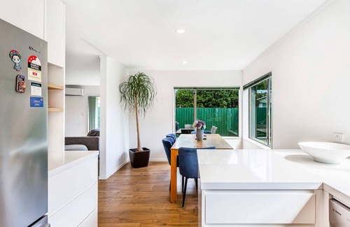 Greenlane - Ellerslie House | Private and sunny 3-bedroom home with parking