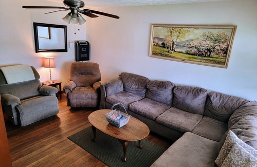 Colonial Heights House | Private apartment just off I-95 by Fort Lee Military Base & Va State University