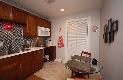 Beverly Hills Apartment | Private apt on golf course.Great location!Pets OK.