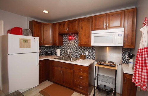 Beverly Hills Apartment | Private apt on golf course.Great location!Pets OK.
