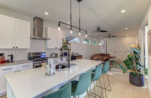 Govalle House | Private Backyard | Short & Long Stays in East ATX