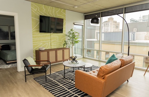 Heartside House | Private Balcony Abstract Apt Dwtn GR w/parking and King Bed