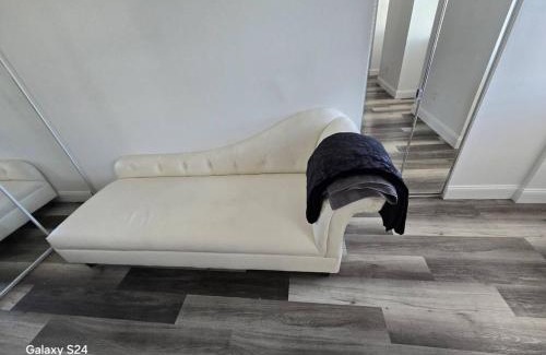 Burlington Apartment | Private Balcony-Pet Friendly -City Access -Gaming