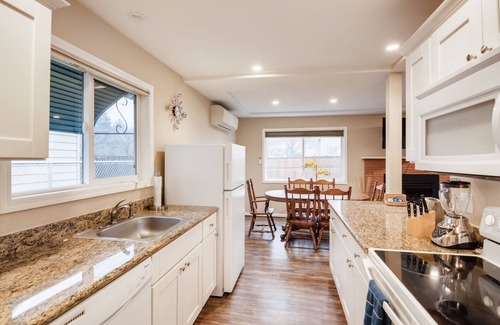Beaverton House | Private Beautiful 2 Bedroom Units w/FAST FREE WIFI
