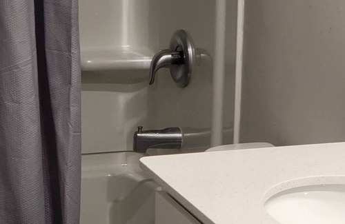Summit Station Apartment | Private Bedroom | free parking | Columbus VivLux A