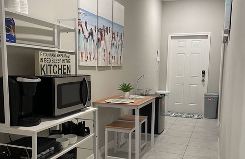 Gibsonton House | Private bedroom in a cozy home, just minutes from Alafia River and the Bay!