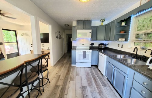 Seymour Cottage | Private/Between PF & Knox/DOG friendly/creek/large yard