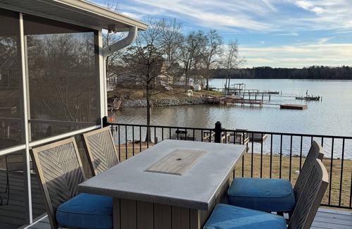 Newberry Shores House | Private Boat Ramp, Huge Screened in porch, 3bed 2bath home!