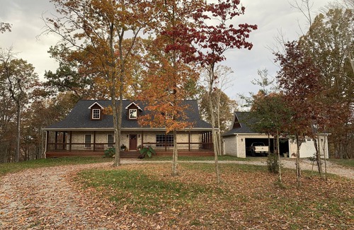 Pittsburg House | Private brick home in the woods near lake