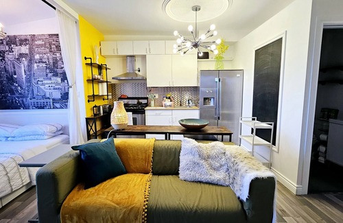 Walkerville Apartment | Private&Bright Bachelor Apt on Erie St ideal for Temp Workers and Grad Students