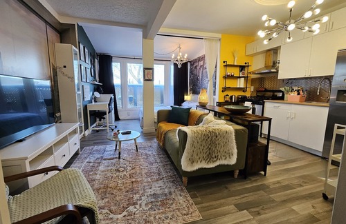 Walkerville Apartment | Private&Bright Bachelor Apt on Erie St ideal for Temp Workers and Grad Students
