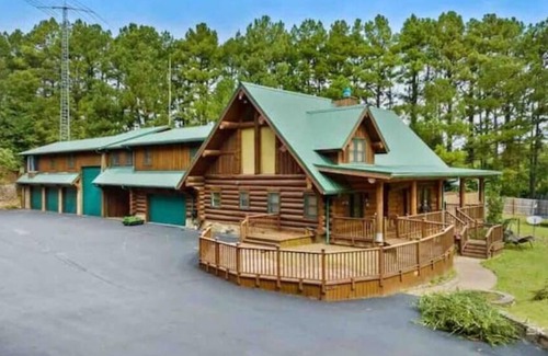 West Fork Cabin | Private Cabin 3 acres, Pool, Playground, Poker