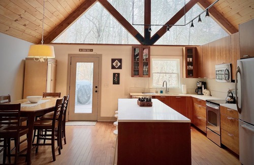 Vein Mountain Cabin | Private Cabin in the Woods - Relax by the Creek!