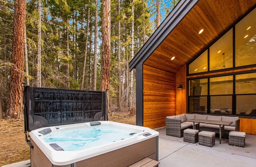 Roslyn Cabin | Private cabin with private hot tub, big patio, firepit, fireplace, & bunk suite