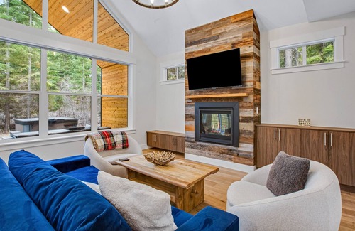 Roslyn Cabin | Private cabin with private hot tub, big patio, firepit, fireplace, & bunk suite