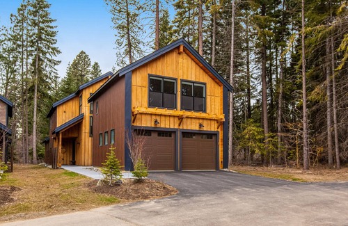 Roslyn Cabin | Private cabin with private hot tub, big patio, firepit, fireplace, & bunk suite