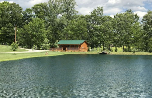 Russell Springs Cabin | Private Catch & Release Lake - Boat Rental Included! Close To Lake Cumberland!