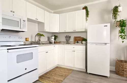 Parker Ridge House | Private charming King bed cottage quick drive to downtown and beach