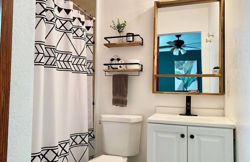 Parker Ridge House | Private charming King bed cottage quick drive to downtown and beach