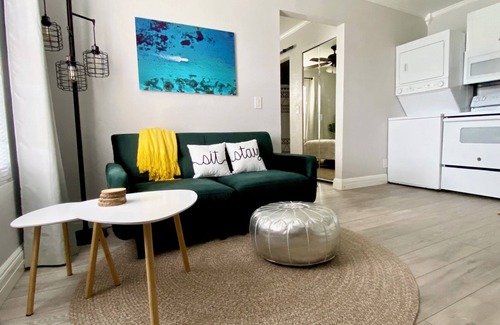Parker Ridge House | Private charming King bed cottage quick drive to downtown and beach