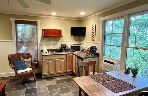Pisgah Forest Cabin | Private charming Mountainside Cabin near The Pisgah National Forest.