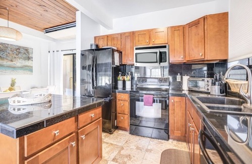 Nawiliwili Condo | Private Cliffside Ohana Retreat at Kalapaki Beach!