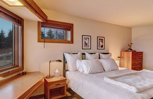 Grand Marais Condo | Private, condo on Lake Superior w/ Panoramic Views, Fireplace, & Jacuzzi Tub!
