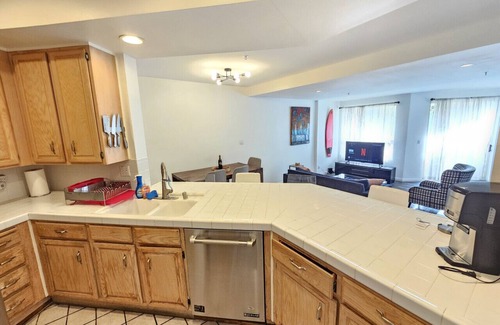 Ocean Park Condo | Private condo with cozy beach vibes in Venice!