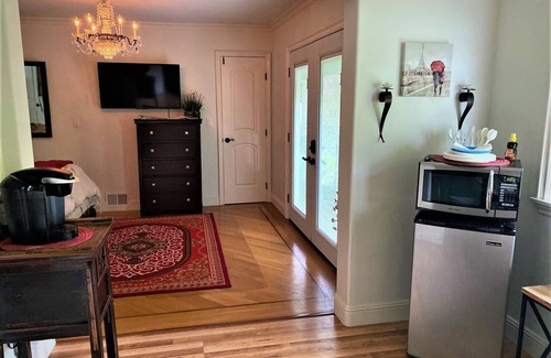 North of Montana House | PRIVATE COTTAGE BY THE SEA nin the Most Prestigious Part of Santa Monica.
