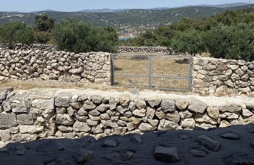 Vinisce Cottage | Private Cottage in olive grove with heated Pool.
