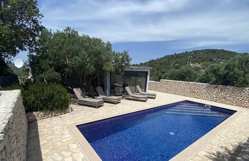 Vinisce Cottage | Private Cottage in olive grove with heated Pool.
