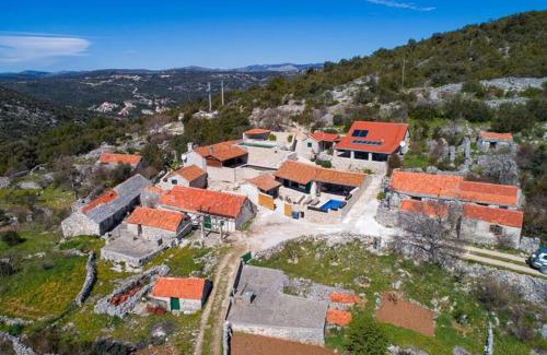 Vinisce Villa | Private Cottage in olive grove with heated Pool