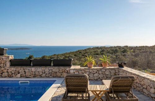 Vinisce Villa | Private Cottage in olive grove with heated Pool