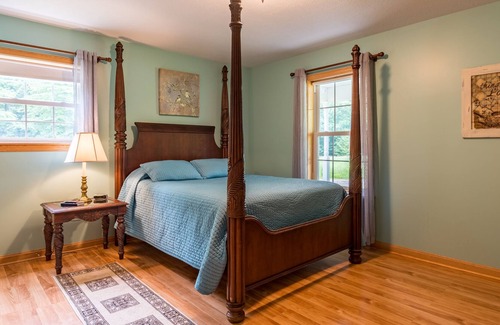Kingsville Cottage | Private Cottage on Bear Creek 100 acre Farm- hiking ,covered bridges,wineries